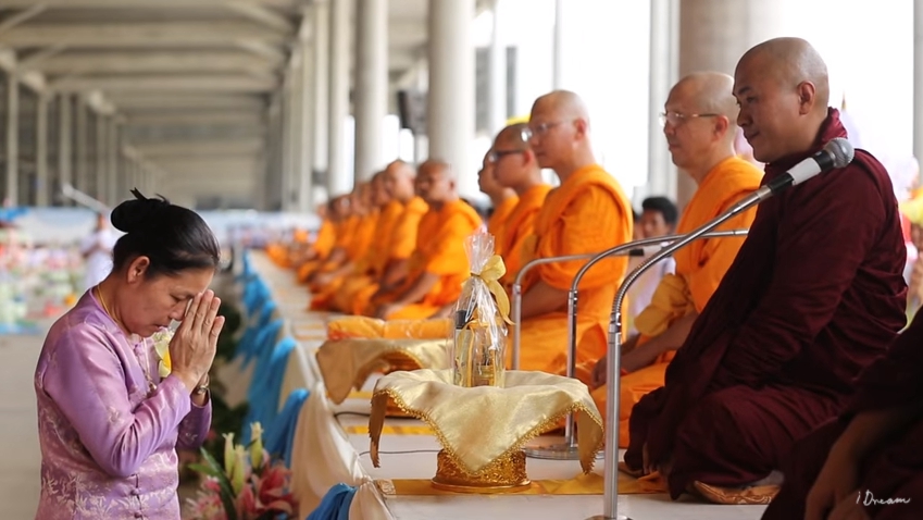 พิธีทอดผ้าป่าเมียนมาร์ ณ วัดพระธรรมกาย